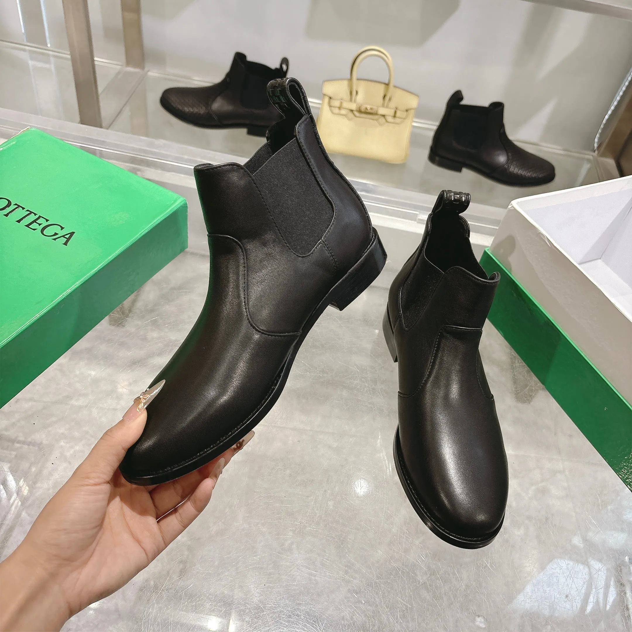 [BV] Top P:980💰Size for couples: Female 35-39 Male 39--44 (Female 40. Male 38.45.46.47 customization is not returnable) [Note‼ ️] Add 💰 to size 46, add 20💰 to size 47, Bottega Veneta 2025 autumn and winter counter synchronized style Bottega Veneta small round toe short boots, high mercerized cow velvet, solid color cow lining! Leather outsole! A one-to-one replica of the original! Fine workmanship! quality assurance!